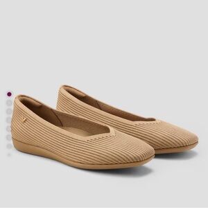 NWT. Vivaia Lightweight Square-Toe V-Cut Flats (Margot Walker). NEW